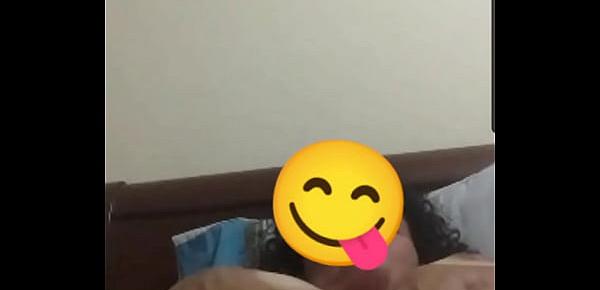  Mi prima quiere que la vea masturbarse por videollamada y llega al orgasmo